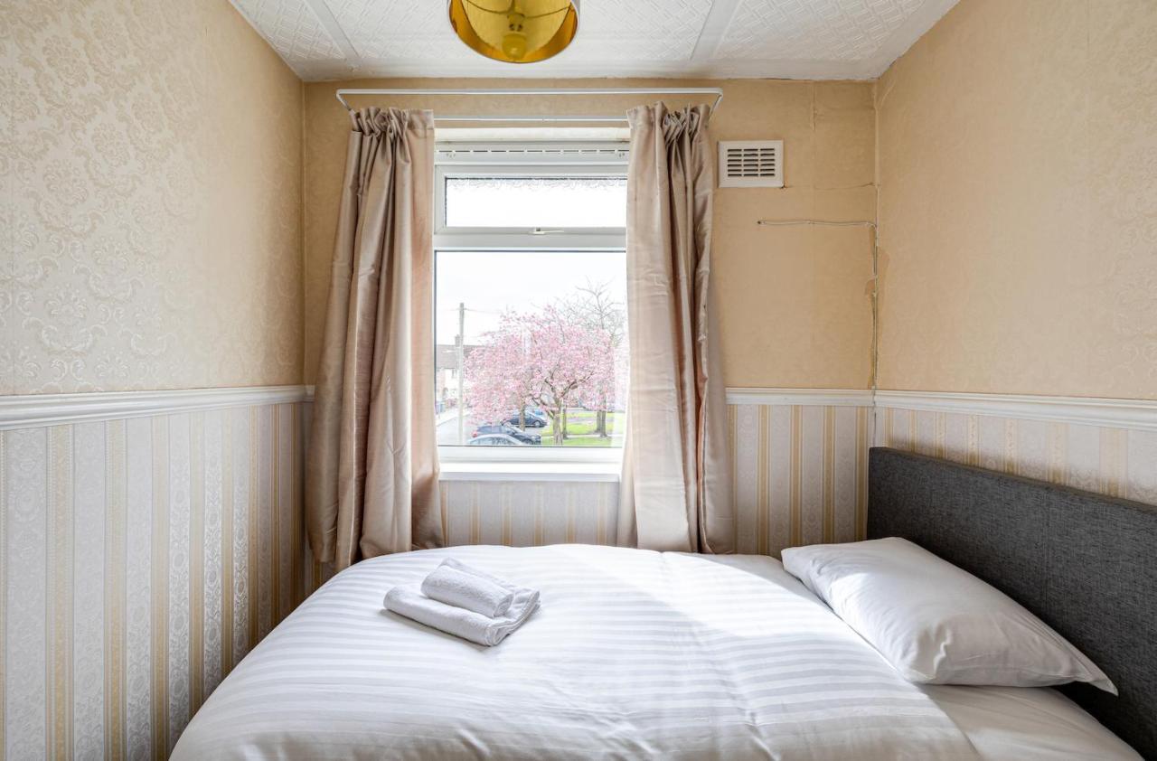George Harrison'S Former 3Bed Home In Liverpool Speke Buitenkant foto