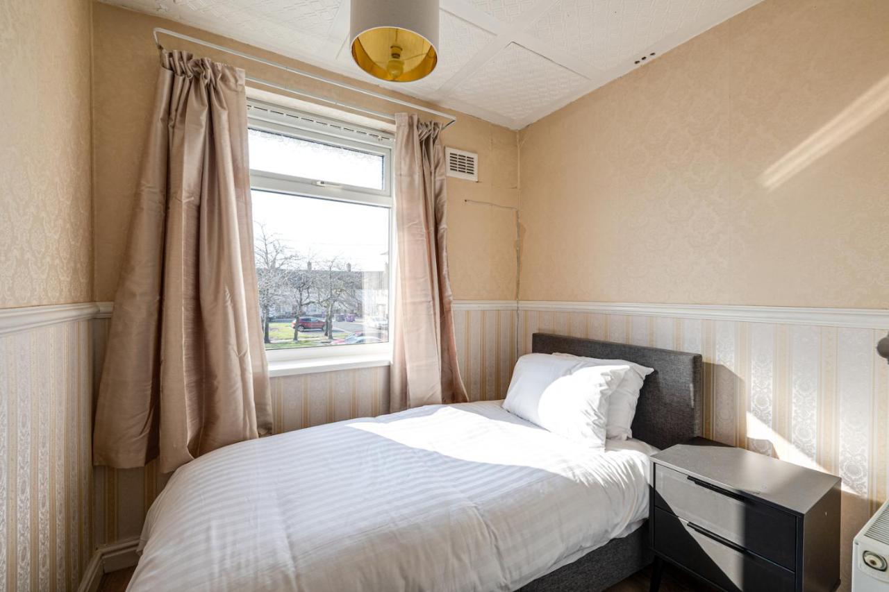 George Harrison'S Former 3Bed Home In Liverpool Speke Buitenkant foto